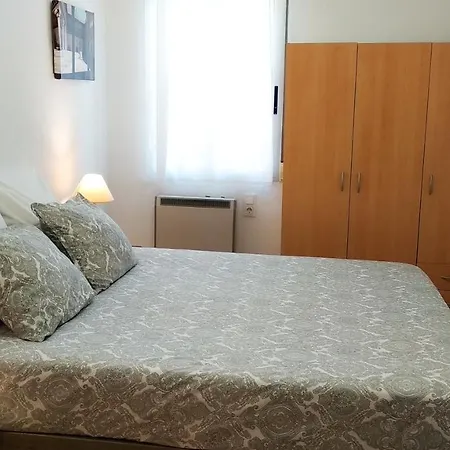 Apartamento En El Centro. Ac + Garaje. Apartment *